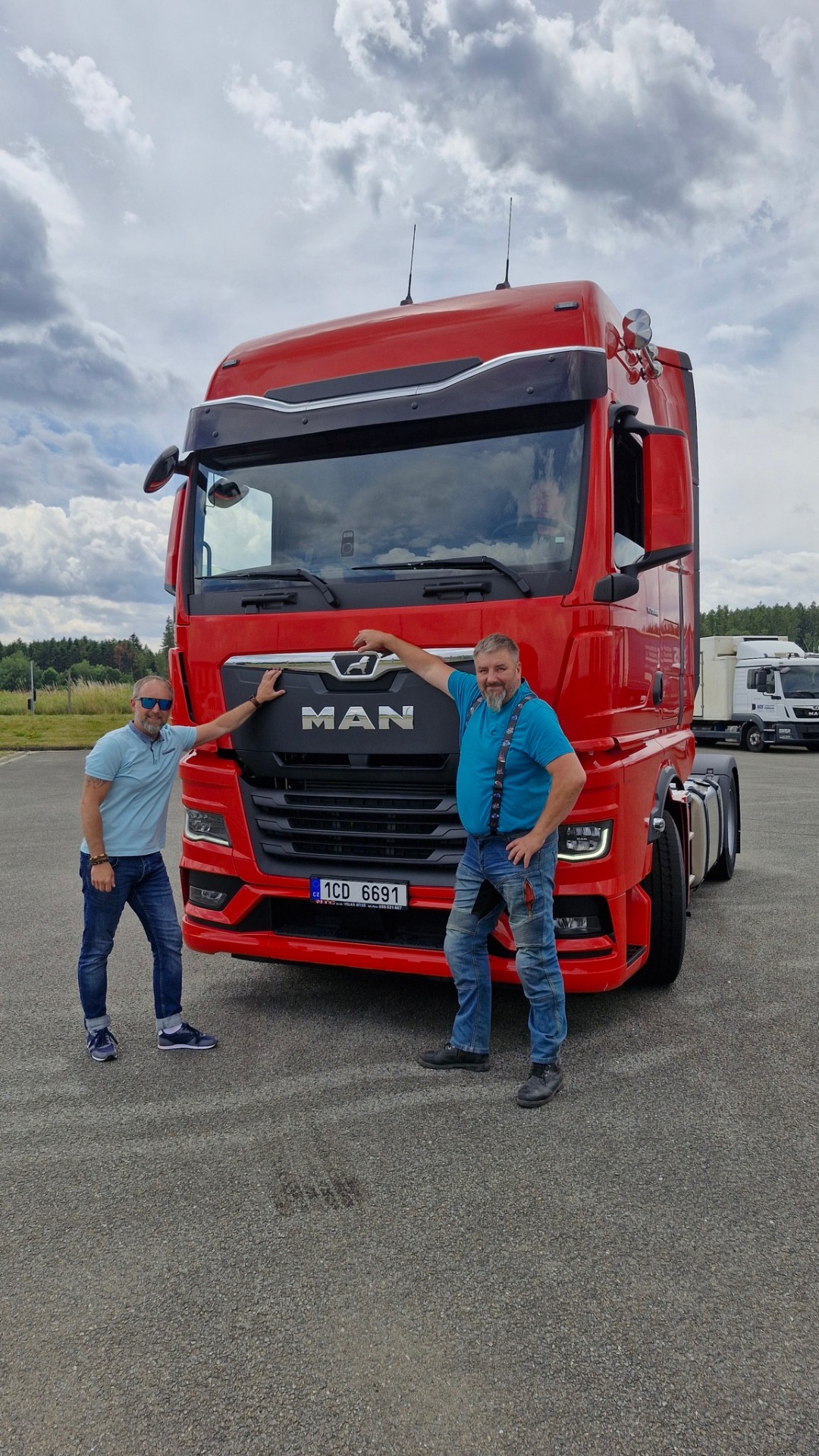 MAN tahač s klienty